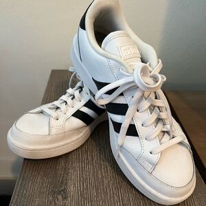 Women’s Adidas grand court cloudfoam tennis shoe